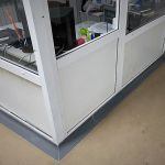 Промышленный напольный плинтус для производственных площадей